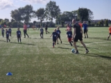 Laatste training S.K.N.W.K. JO8-1 (partijtje tegen de ouders) van maandag 2 juni 2025 (69/123)